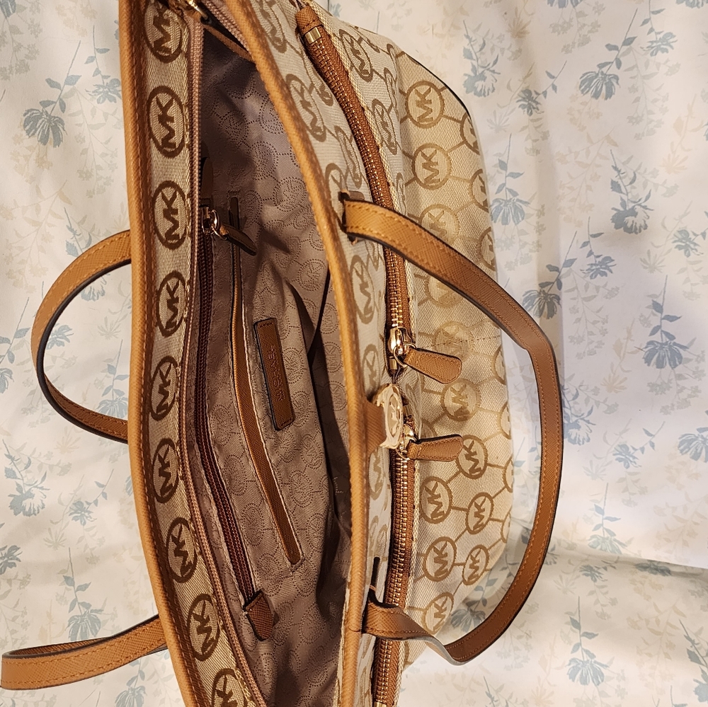 Michael Kors purse - Picture 5 of 9